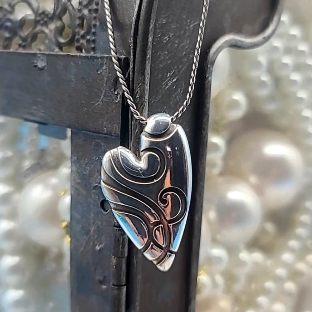 Brighton Swirl Silver Heart Necklace 🩶 - Picture 3 of 6